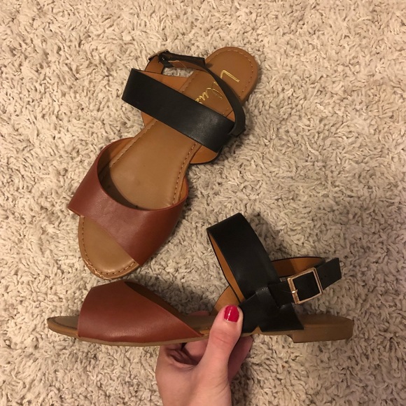 Lulus Shoes - Brown and Black Sandals ✨